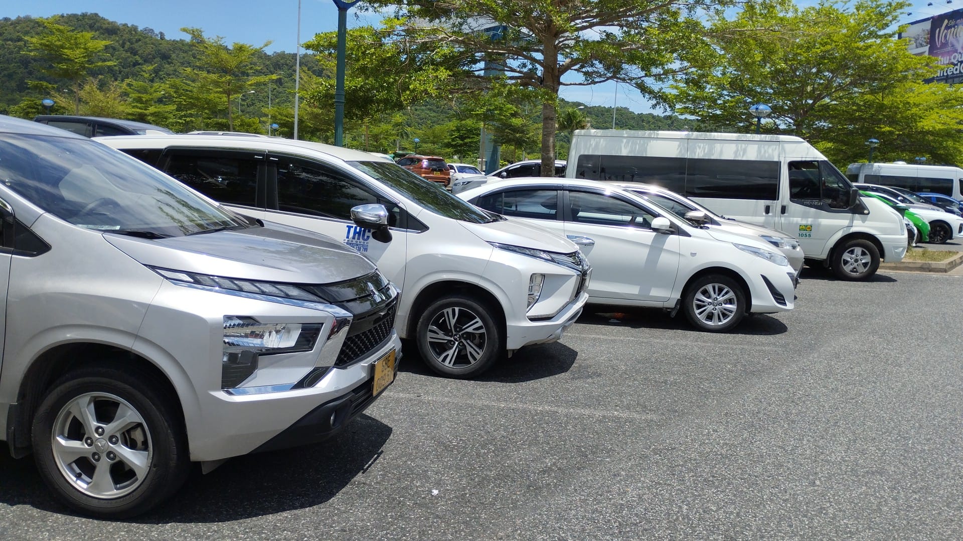 Chúng tôi là đơn vị chuyên cung cấp các loại xe từ 4 đến 45 chỗ, từ xe du lịch, xe khách đến xe limousine, để bạn có thể lựa chọn theo nhu cầu và sở thích của bạn. Bạn có thể thuê xe tự lái để tự do khám phá Phú Quốc theo ý muốn của bạn, hoặc bạn có thể thuê xe có lái để được hướng dẫn và an toàn hơn. Bạn sẽ được hưởng những ưu đãi và dịch vụ tốt nhất khi thuê xe Dương Đông Phú Quốc của chúng tôi. Hãy liên hệ ngay với chúng tôi để đặt xe và nhận báo giá.